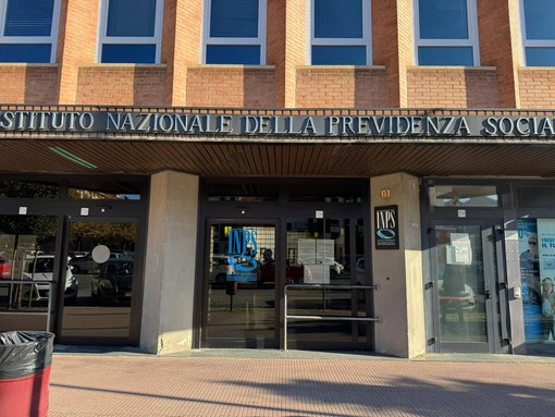 Alcune immagini della sede Inps di Cuneo, al civico 15 di corso Annibale Santorre di Santarosa
