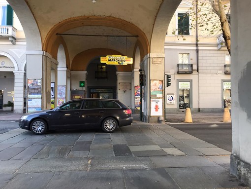 Semaforo fuori uso sotto i portici di piazza Galimberti a Cuneo