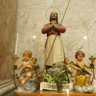 Statua di sant’Isidoro al Santuario della Madonna dei fiori di Bra Statua di sant’Isidoro al Santuario della Madonna dei fiori di Bra