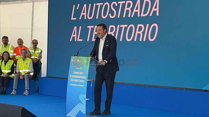Il vicepremier Salvini nel suo intervento al campo base dell'Asti-Cuneo