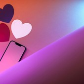 La Rivincita della Voce: Perché il Telefono Erotico Sopravvive agli Algoritmi e all'IA