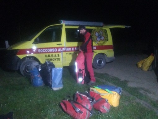 Lo speleologo rimasto tutta la notte in una grotta a Briga Alta ormai è in salvo: sta risalendo con gli uomini del CNSAS