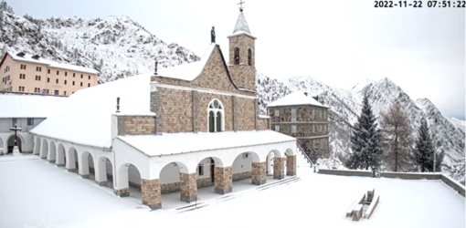 Il Santuario di Sant'Anna di Vinadio si veste di bianco, arriva la neve: ecco la fotogallery dalle webcam della Granda [FOTO]