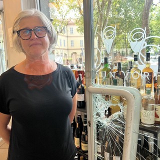 La titolare, Rosalba Scotto, vicino alla porta frantumata dal ladro