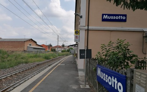 Disagi al passaggio a livello al Mussotto, il Comune  di Alba guarda oltre il guasto: “Serve un piano di ammodernamento della linea”