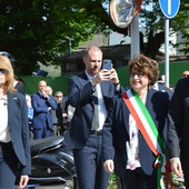 Il Presidente della Repubblica Sergio Mattarella con la sindaca di Borgo Roberta Robbione
