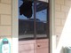 Vandali alla stazione ferroviaria di Borgo: spaccata la porta a vetri della sala d'attesa