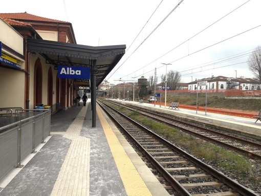 Lavori alla rete ferrata della stazione di Alba con chiusura del tratto stradale presso il passaggio a livello in via Vivaro