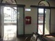 Notte di follia alla stazione ferroviaria di Bra: danneggiate le porte di ingresso della sala d’attesa ed il sistema video degli orari