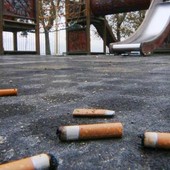 "Congratulazioni, non fumi. Peccato che paghi lo stesso. Firma per smettere!"