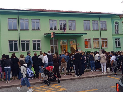 Nelle foto l'Istituto Comprensivo di Cuneo Oltrestura, in frazione Madonna dell'Olmo a Cuneo