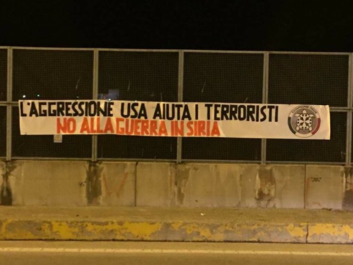 Uno striscione contro la guerra in Siria all'ingresso del viadotto Soleri