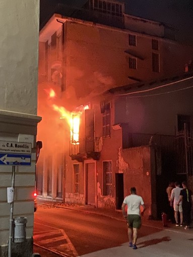 Il violento incendio nella casa di via dei Muratori a Savigliano (Foto di Luca Chiapello)