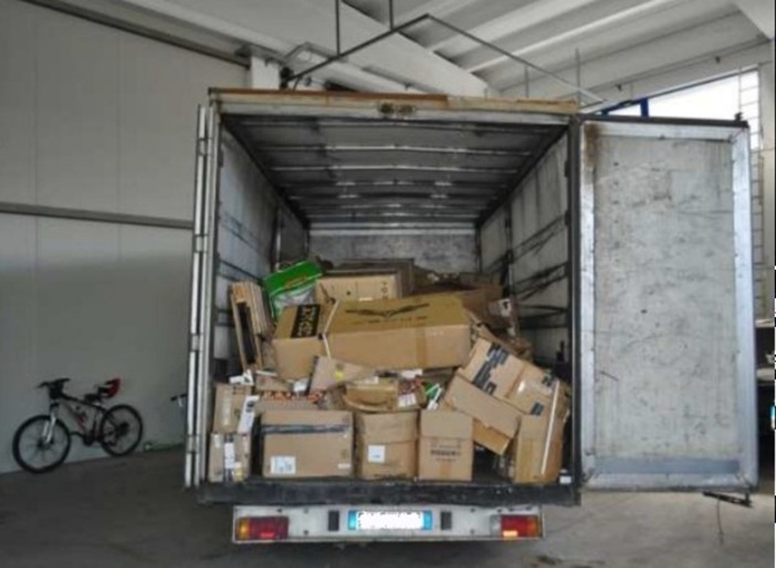 Furgone rubato trovato in autostrada: la Polizia Stradale di Cuneo restituisce al legittimo proprietario materiale elettrico per 300.000 euro Furgone rubato trovato in autostrada: la Polizia Stradale di Cuneo restituisce al legittimo proprietario materiale elettrico per 300.000 euro