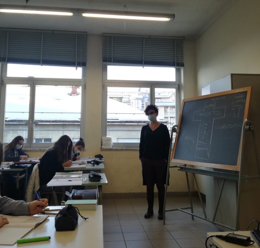 Sara Masoero, la prof ribelle del liceo di Cuneo, finalmente con i suoi studenti in presenza: &quot;Che bello rivederli in classe!&quot;