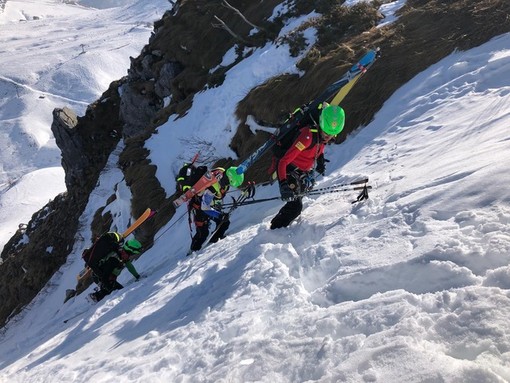 Scialpinista cade sotto la cima del Mondolè: salvato da una squadra del Soccorso Alpino che si stava esercitando in zona