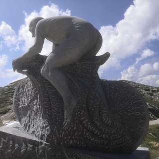 Vandalizzata nel 2018, è stata restaurata la statua di Marco Pantani sul colle Fauniera