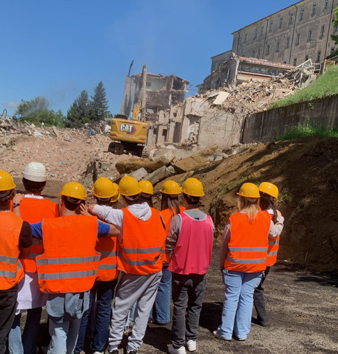 Lezione sul campo per gli studenti del "Baruffi", in visita al cantiere della vecchia scuola