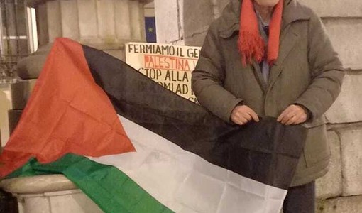 La mezzanotte di Sturlese: davanti al municipio di Cuneo con la bandiera palestinese La mezzanotte di Sturlese: davanti al municipio di Cuneo con la bandiera palestinese