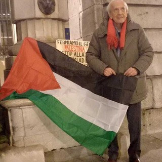 La mezzanotte di Sturlese: davanti al municipio di Cuneo con la bandiera palestinese