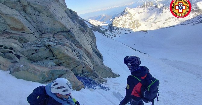 I soccorsi hanno impegnato il servizio di emergenza di Azienda Zero, il Soccorso Alpino e Speleologico Piemontese e i Vigili del Fuoco con una squadra Saf partita da Cuneo e l'elicottero Drago partito da Torino