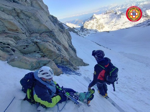 I soccorsi hanno impegnato il servizio di emergenza di Azienda Zero, il Soccorso Alpino e Speleologico Piemontese e i Vigili del Fuoco con una squadra Saf partita da Cuneo e l'elicottero Drago partito da Torino
