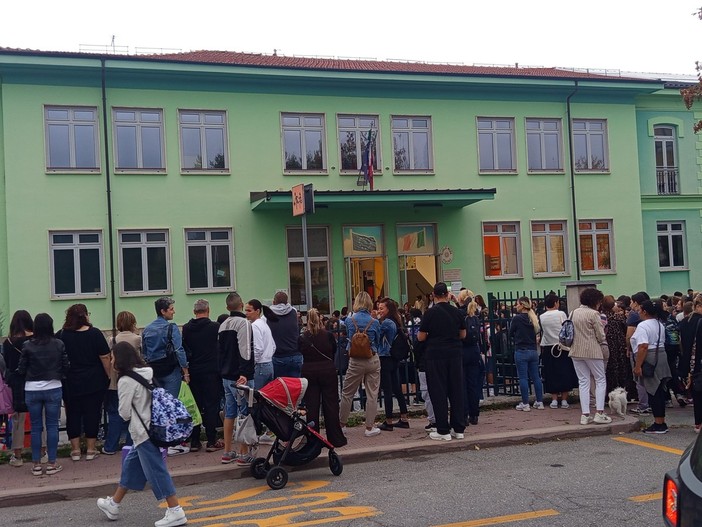 Nelle foto l'Istituto Comprensivo di Cuneo Oltrestura, in frazione Madonna dell'Olmo a Cuneo Nelle foto l'Istituto Comprensivo di Cuneo Oltrestura, in frazione Madonna dell'Olmo a Cuneo