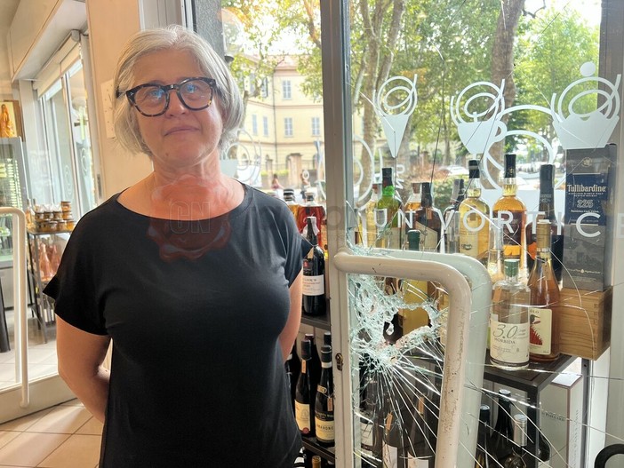 La titolare, Rosalba Scotto, vicino alla porta frantumata dal ladro La titolare, Rosalba Scotto, vicino alla porta frantumata dal ladro