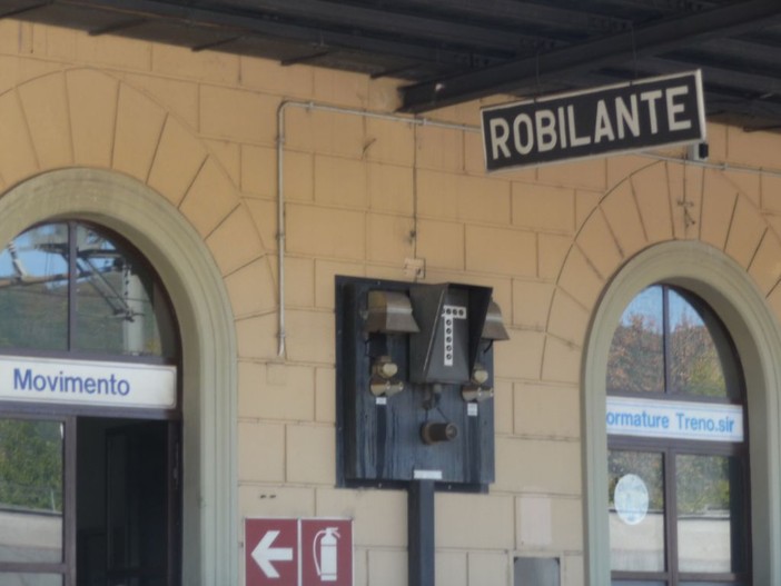 Sul Cuneo-Ventimiglia il bagno è out e il treno si ferma a Robilante per permettere ai passeggeri di scendere e andare ai servizi Sul Cuneo-Ventimiglia il bagno è out e il treno si ferma a Robilante per permettere ai passeggeri di scendere e andare ai servizi
