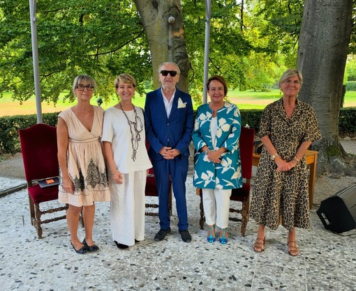 Da sinistra Stefania Soma, Giuliana Cirio, Nino Aragno, Lucia Fracassi ed Evelina Christillin Da sinistra Stefania Soma, Giuliana Cirio, Nino Aragno, Lucia Fracassi ed Evelina Christillin
