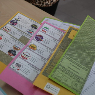 Legge elettorale: tre preferenze (di cui una almeno di genere) ma nell’ambito di listini da sette candidati e con capilista bloccati
