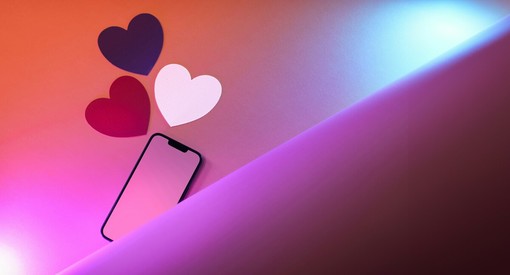 La Rivincita della Voce: Perché il Telefono Erotico Sopravvive agli Algoritmi e all'IA La Rivincita della Voce: Perché il Telefono Erotico Sopravvive agli Algoritmi e all'IA