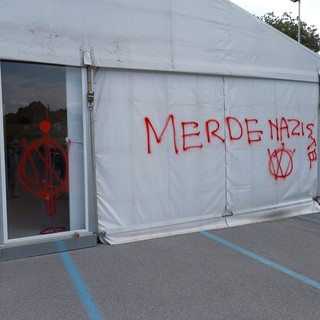 Una delle scritte apparse all'hub vaccinale Movicentro di Cuneo