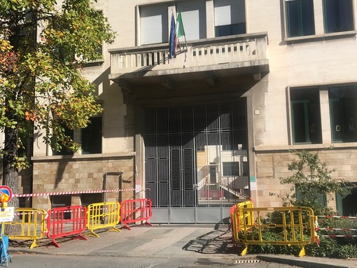 Crolla porzione di travertino dal cornicione della Luigi Einaudi di Cuneo: inagibile l'intero perimetro della scuola [FOTO]