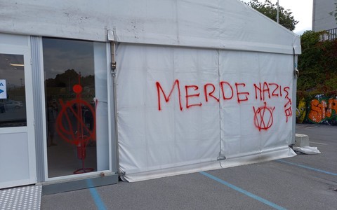 Una delle scritte apparse all'hub vaccinale Movicentro di Cuneo