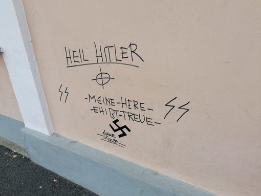 Alba, alla stazione ferroviaria del Mussotto scritta inneggia a Hitler e alle SS