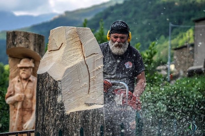 A Verdeggia le statue in legno dell'artista borgarino Barba Brisiu rendono omaggio agli Alpini (Foto)