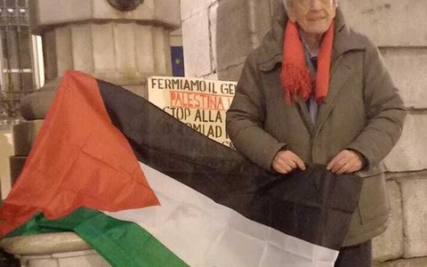 La mezzanotte di Sturlese: davanti al municipio di Cuneo con la bandiera palestinese