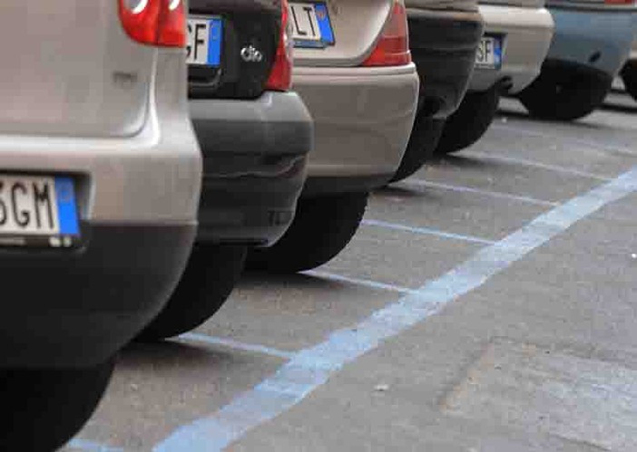 Mondovì, una settimana di sosta gratuita nelle strisce blu per i saldi estivi
