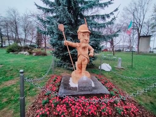Gli Uomini di Mondo inaugurano la statua di Totò nei giardini della Caserma Vian [FOTO]