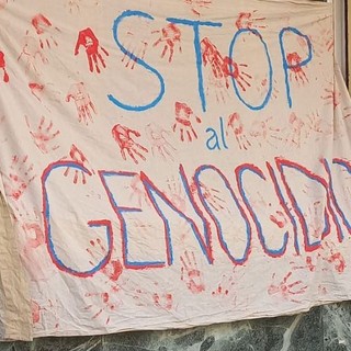 Striscione &quot;Stop al genocidio&quot; sulla facciata del liceo di Cuneo: professore lo rimuove e lo butta