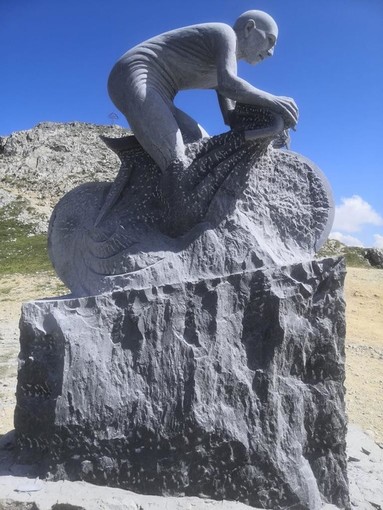Nella foto la statua dedicata a Pantani e alla sua impresa ai 2400 metri di quota del colle Fauniera, in uno dei luoghi delle nostre montagne più amato dai ciclisti, nel territorio di Castelmagno