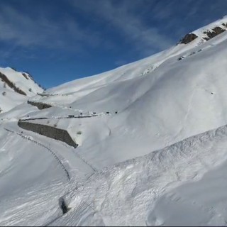 Neve e temperature alte: il colle della Maddalena resta chiuso per il pericolo valanghe [VIDEO]