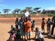 Il dott Salvino Camera con i suoi ragazzi presso la città di Wamba in Kenya