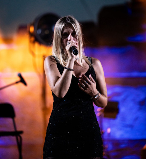Sara Naldi ha aperto il concerto di Serena Brancale tra emozioni e applausi Sara Naldi ha aperto il concerto di Serena Brancale tra emozioni e applausi