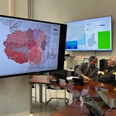 Immagine di un in contro sul sistema di protezione Civile, con il Prefetto e l'allora comandante dei vigili del fuoco