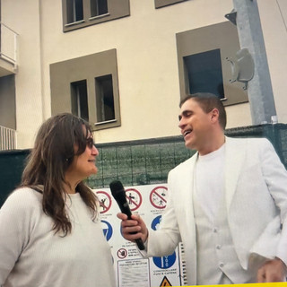 Moreno Morello di Striscia La Notizia con la signora Luisa a Mondovì