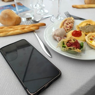 Via i telefonini e connettiamoci con chi abbiamo di fronte Via i telefonini e connettiamoci con chi abbiamo di fronte