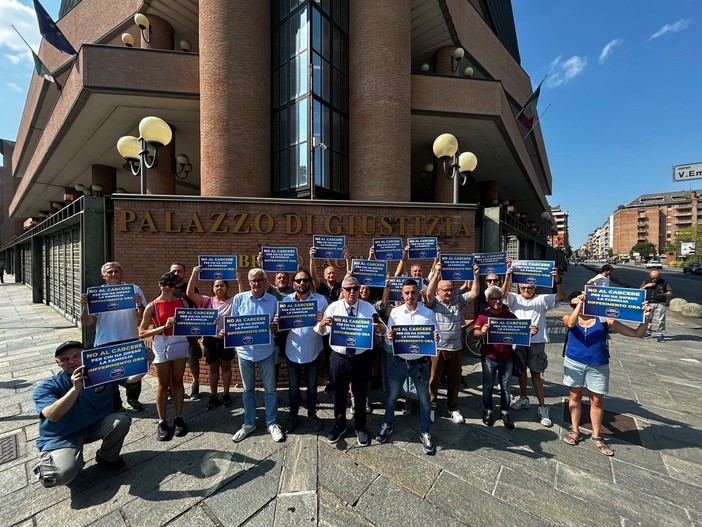 Vannacciani con Roggero: a Torino sit-in di Futuro Nazionale in solidarietà al gioielliere Vannacciani con Roggero: a Torino sit-in di Futuro Nazionale in solidarietà al gioielliere