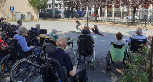 Cuneo: spettacolo di danza acrobatica in casa di riposo
